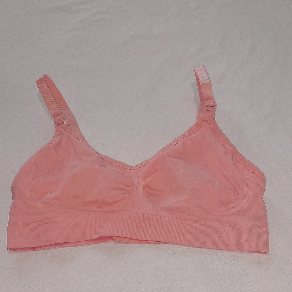 Experience comfort with this seamless pink bralette, perfect for everyday wear.